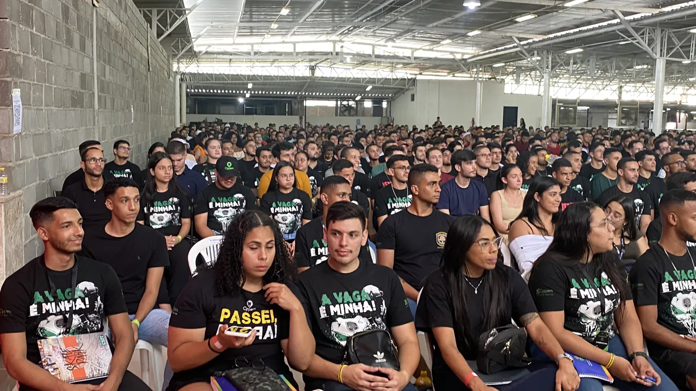 Alunos sentados nas primeiras fileiras, com a camisa “A vaga é minha!”, atentos à revisão