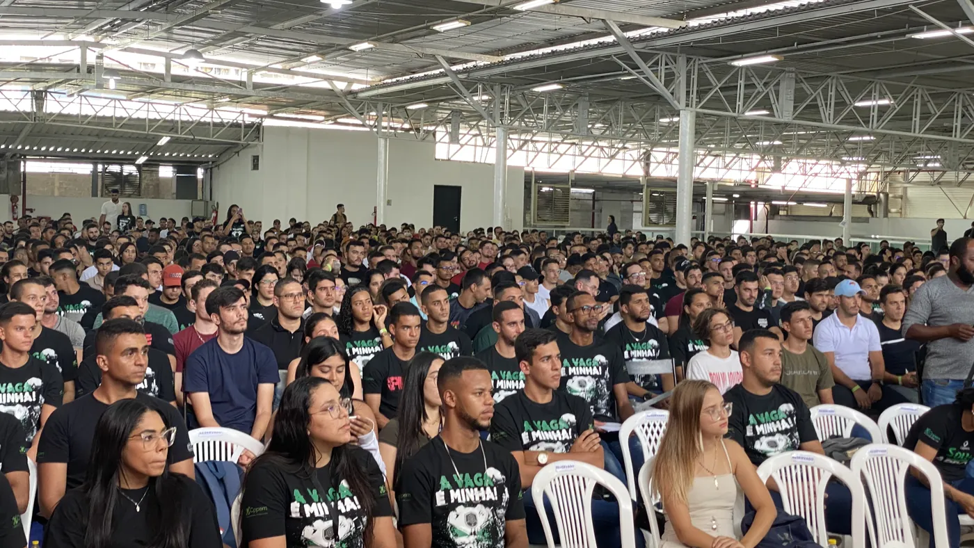 Plateia lotada na última Super Revisão de Véspera PMPE, com centenas de alunos vestindo a camisa “A vaga é minha!”